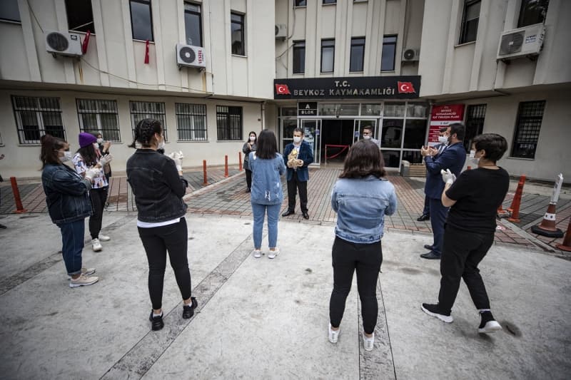 <p>Teekkr ederek hediyeleri alan Safi, 'Kz ocuklarmz, kurslarda eitim aldktan sonra yaptklar camdan anahtarlklar pandemi nedeniyle youn alan Vefa Destek Grubu ve Sosyal Yardmlama ve Dayanma Vakf alanlarna hediye ettiler. Bunlar arkadalara datacaz.' diye konutu.</p>