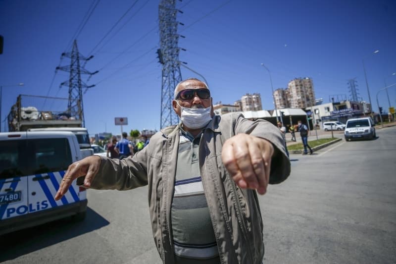 <p>Otostop çekerek bindiği araç kazaya karışan 67 yaşındaki Emin Bozdoğan da 'Polislere bir şey olacak diye korktum. 'Yapma, kaçma' dedim ama dinlemedi. Polislere bir şey olmamasına çok sevindim.' dedi.</p>