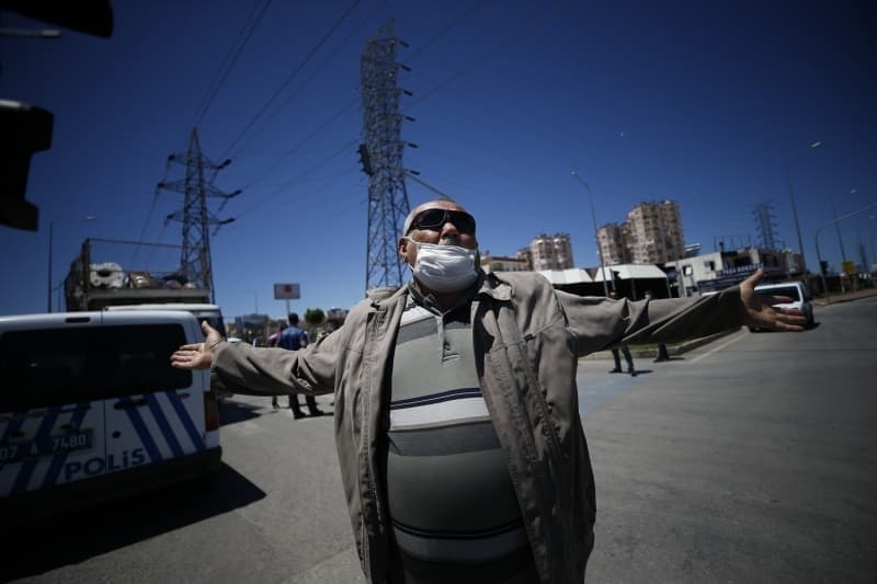 <p>İfadesi alınmak üzere polis merkezine götürülen sürücüye 'Sokağa çıkma kısıtlamasını ihlal', 'Ehliyetsiz araç kullanmak', 'Devlet malına zarar vermek', 'dur' ihtarına uymamak', 'trafiği tehlikeye düşürmek' suçlarından, yanında bulunan Tuğba Ç'ye ise 'Sokağa çıkma kısıtlamasını ihlal' suçundan ceza kesileceği öğrenildi.</p>