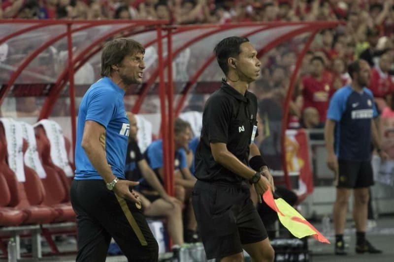 <p>Inter'i bugünlerde takip edebiliyor musun?</p><p>'Elbette, her zaman! 40 yaşıma geldim neredeyse, artık daha dikkatli biriyim. Conte'yi çok beğeniyorum. Yedek kulübesinde bir fenomen var. Takımın form durumunu bir anda değiştirdi. Kesin prensiplerle harika futbol oynatıyor. Onun felsefesi de takıma mükemmel uyum sağladı.'</p>