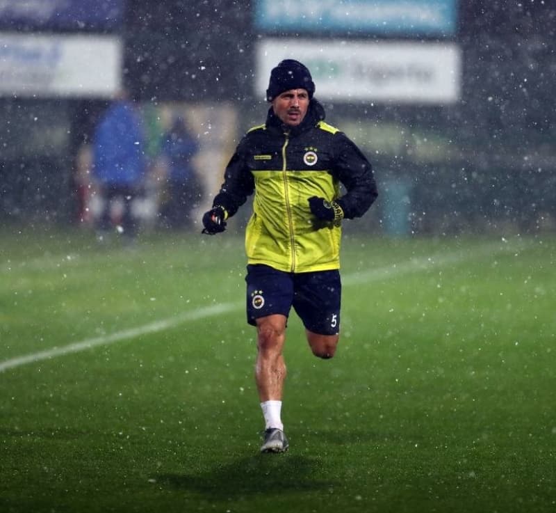 <p>Moratti ile yaşadığın bir anını anlatır mısın?</p><p>'Ben ve Okan Buruk'u transfer etmişti. İmza attığımız gün ona bir hediye verdik, klasik Türk kahvesi. Çok şaşırdı, 'Bir oyuncunun bana bir şey verdiği çok nadirdir. Genellikle veren taraf ben olurdum.' demişti. Çok eğlenceliydi. Çok olağanüstü bir insandı. Onu tek bir kelimeyle tarif edebilirim; Baba!'</p>