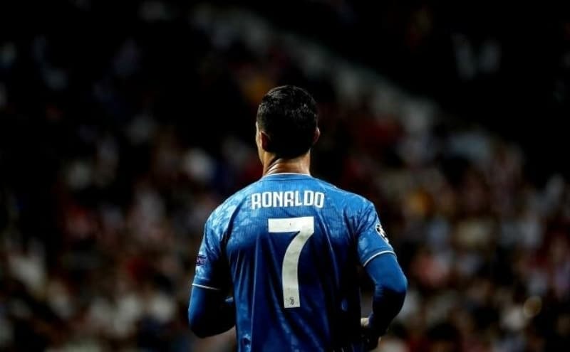 <p>Ancak, Juventus bir adım önde gibi görünüyor?</p><p>'Bunun tek bir sebebi var, Cristiano Ronaldo. Lionel Messi ile birlikte dünyanın en iyi iki oyuncusu.'</p>