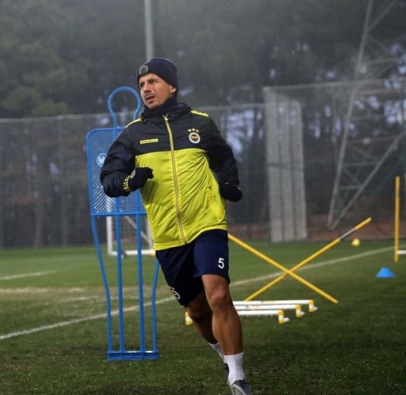 <p>'Roberto Mancini, en iyi teknik direktörlerden biriydi. Bir kazanandı. Onun sırrı yaşıydı. Bize çok yakın yaşı vardı, arkadaş gibiydi. İstediklerini çok iyi ve net biçimde anlatırdı.'</p>