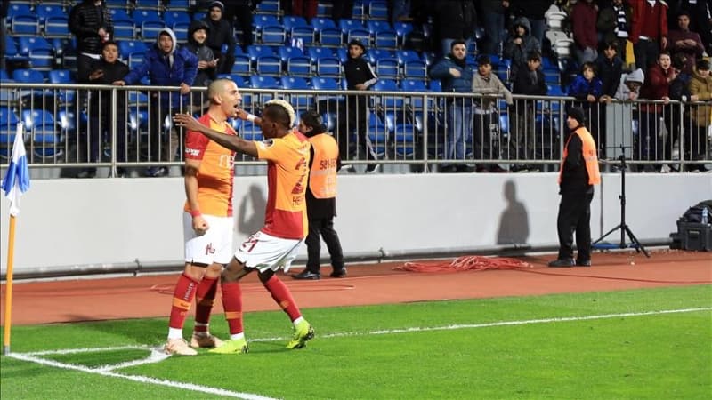 <p>Feghouli'nin Sar-Krmzl takm ile 2 yl daha szlemesi bulunuyor.</p>