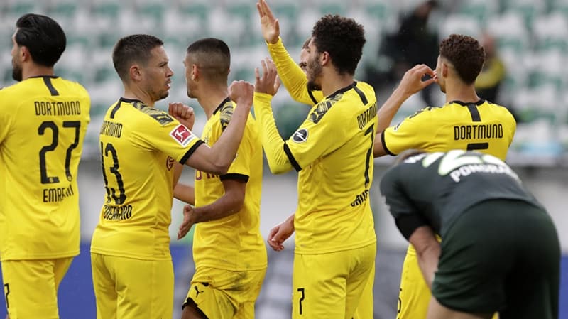 <p>Gol sevinlerinde ise oyuncularn temas halinde olmalar yasak.</p>