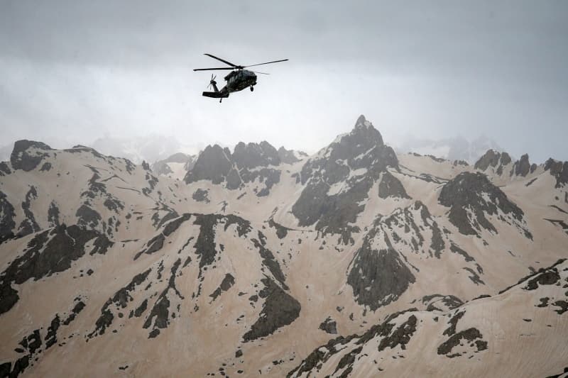 <p>PKK'lı teröristlerin geçişlerinin önlenmesi ve huzur ortamının sağlanması için fedakarca görev yapan askerler, terörden tamamen temizlenen İkiyaka Dağları'na kurulan Göllerbaşı Üs Bölgesi'nde dosta güven, düşmana korku salıyor.</p>