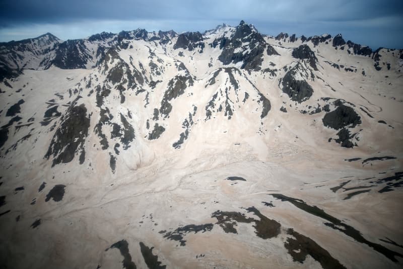 <p>Ramazan Bayramı'nı da elleri tetikte vatan nöbeti tutarak karşılayan askerler, aileleriyle cep telefonlarından görüntülü görüşerek bayramlaştı.</p>