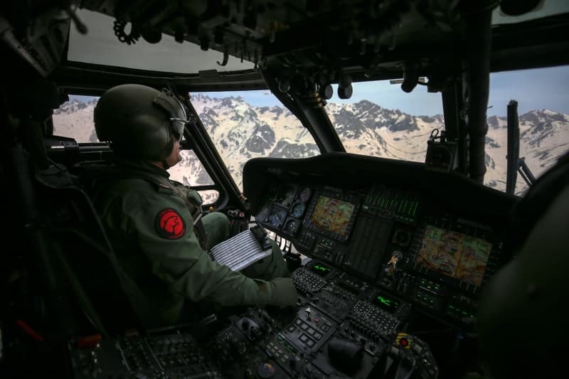 <p>Gelişen teknolojik imkanlarla donatılan üs bölgesinde gerçekleştirdikleri başarılı operasyonlarla teröristlerin sözde karargah, depo, barınak ve sığınak olarak kullandığı alanları tek tek yok eden askerler, 'bölgenin saklı cenneti' olarak nitelendirilen Sat Gölleri'nin bulunduğu bölgeyi terörden arındırarak huzur ortamını tesis etti.</p>