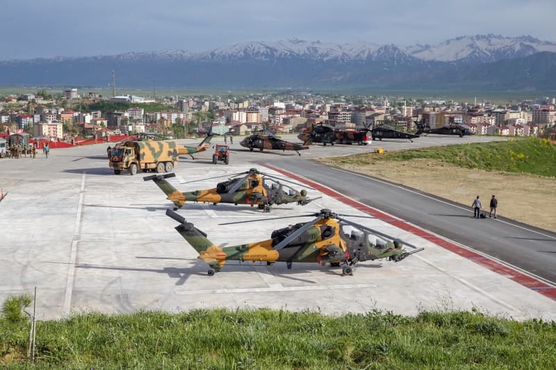 <p>Etrafı uçurumlarla çevrili ve mayıs ayına rağmen kar kalınlığının yer yer 7 metreyi bulduğu 3 bin 200 rakımlı zirvede teröristlere göz açtırmayan Mehmetçik, helikopterlerle taşınan malzemelerle kurulan üs bölgeleri sayesinde daha önce PKK'lıların geçiş güzergahı olarak kullandığı alanları kontrol altında tutuyor.</p>