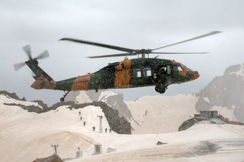 <p><b>- 'MİLLETİMİZİN GÖZÜ ARKADA KALMASIN'</b><br></p><p>Yüksekova 2. Komando Tabur Komutanı Yüzbaşı Ercan Cesur, AA muhabirine yaptığı açıklamada, kışın hava sıcaklığının sıfırın altında 39 dereceye kadar ölçüldüğü bölgede silah arkadaşlarıyla vatan nöbeti tuttuklarını söyledi.</p>