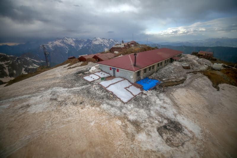 <p>'Mayıs ayı sonu olmasına rağmen buradaki bazı noktalarda kar kalınlığı 7 metreyi buluyor. Bugünlerde hava sıcaklığı sıfırın altında 5 dereceye kadar düşüyor. Şiddetli fırtına oluyor. Yollarımız yoğun kar nedeniyle haziran ayının sonlarına doğru açılabiliyor. Bu nedenle ikmalleri helikopterle yapıyoruz. Zor şartlara rağmen silah arkadaşlarımla vatanın bölünmez bütünlüğü için görev yapıyoruz.</p>