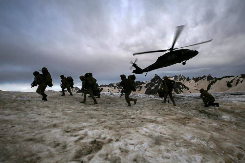 <p>Karla kaplı dağlarda terör örgütüyle mücadelenin kararlılıkla sürdürüldüğünü vurgulayan Cesur, şunları kaydetti:</p>