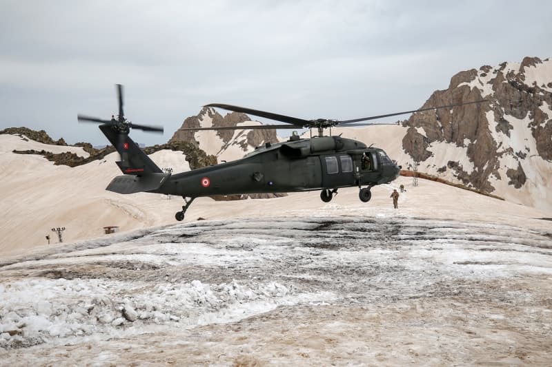 <p>Milletimiz huzurlu bir bayram geçirsin diye burada 7 gün 24 esasına göre görevimizi yapıyoruz. Milletimizin gözü arkada kalmasın, içi rahat olsun. Milletimizin bayramını kutlarız.'</p><p>(AA)</p>