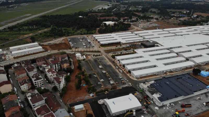 <p>Toplam 18 bin metrekare</p><p>Kısa sürede tamamlanan salgın hastaneleri kalitesi ve özellikleriyle de göz dolduruyor.</p>