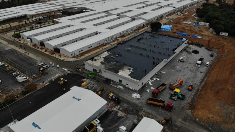 <p>Sancaktepe Prof. Dr. Feriha Öz Acil Durum Hastanesi 70 bin metrekare kapalı alan olmak üzere toplamda 184 bin metrekare alana kuruldu. Hastane 2 bölüm halinde 8 bloktan oluşuyor. 1005 artı 5 yatak kapasiteli hastanenin her odası ise tek kişilik olarak hazırlanırken, yine her oda ihtiyaç halinde yoğun bakım odasına dönüştürülebiliyor.</p>