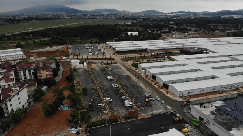 <p>Ameliyathaneleri MR odaları, triyaj odaları, laboratuvarlar, anjiyo, ultrason, çamaşırhane, yemekhane gibi bir hastanede bulunması gereken son teknoloji bütün imkanların bulunduğu salgın hastanesi, tam teşekküllü bir hastane alt yapısına sahip.</p>