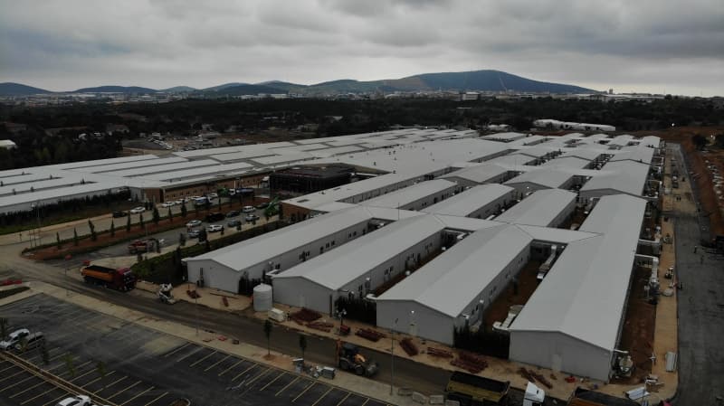 <p>Cumhurbaşkanı Erdoğan her iki salgın hastanesinin bilinen salgın hastaneleri gibi salgın sonrası yıkılmayacağını belirterek, 'Bunlar geçici bir sahra hastanesi değildir. Bunları kalıcı özellikte inşa ettik' ifadelerini kullanmıştı.</p><p><br></p><p>(İHA)</p>