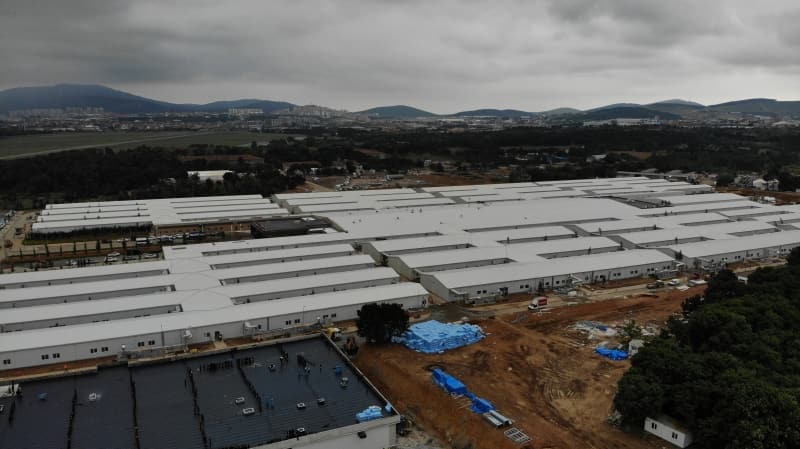 <p>Tek katlı ve son teknoloji ile donatılmış hastanede, tek kişilik odalarda hasta ve hasta yakınının rahat etmesi için her türlü konfor düşünülmüş. Odalar; televizyondan refakatçi koltuğuna, banyosundan lavabosuna her detay dikkat edilerek hazırlanmış durumda. </p>