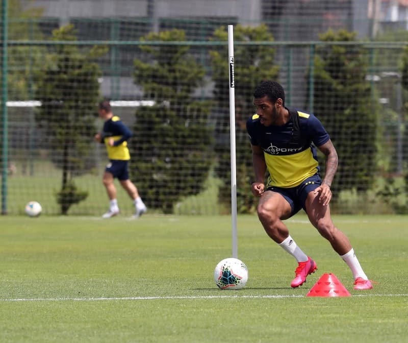 <p>Sarı-lacivertliler, son yapılan koronavirüs testlerinin negatif çıkmasının ardından Riva'da bulunan Türkiye Futbol Federasyonu (TFF) Hasan Doğan Milli Takımlar Kamp ve Eğitim Tesisleri'nde toplandı.Tesislerdeki antrenmanın ilk bölümünde salonda çalışan futbolcular, daha sonra dayanıklılık parkuruna geçerek idmanı tamamladı.</p>