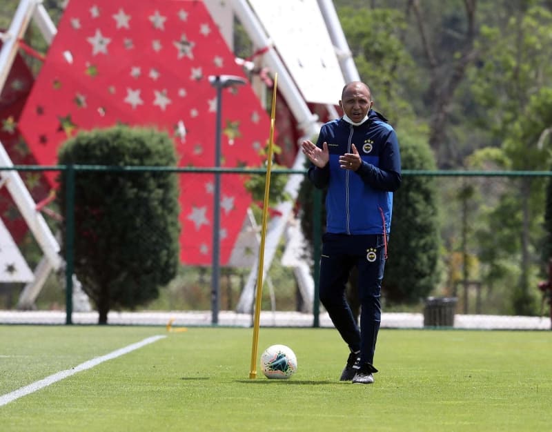 <p>Fenerbahçe'de teknik ekibe dahil edilen Mehmet Aurelio da antrenmanda yer aldı.</p>