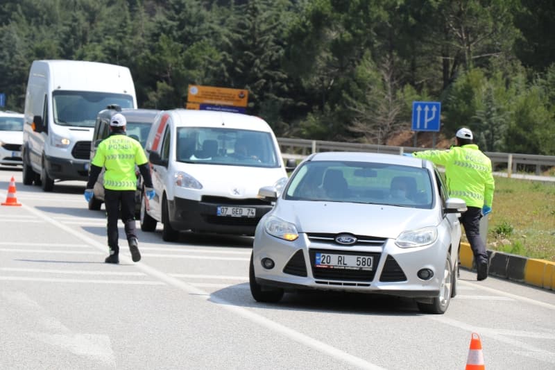 <p>Bakanln gnderdii genelgeye gre; 22 Mart tarihli genelge ile sokaa kmalar kstlanan 65 ya ve zerindeki vatandalar ( yl iinde organ ve kemik ilii nakli olanlar, immn yetmezlii olanlar ile bbrek yetmezlii nedeniyle diyalize giren hastalar hari) seyahat izin belgesi almak ve gittikleri yerlerde en az 30 gn kalmak art ile istedikleri yerleim yerine gidebilecek.<br></p>