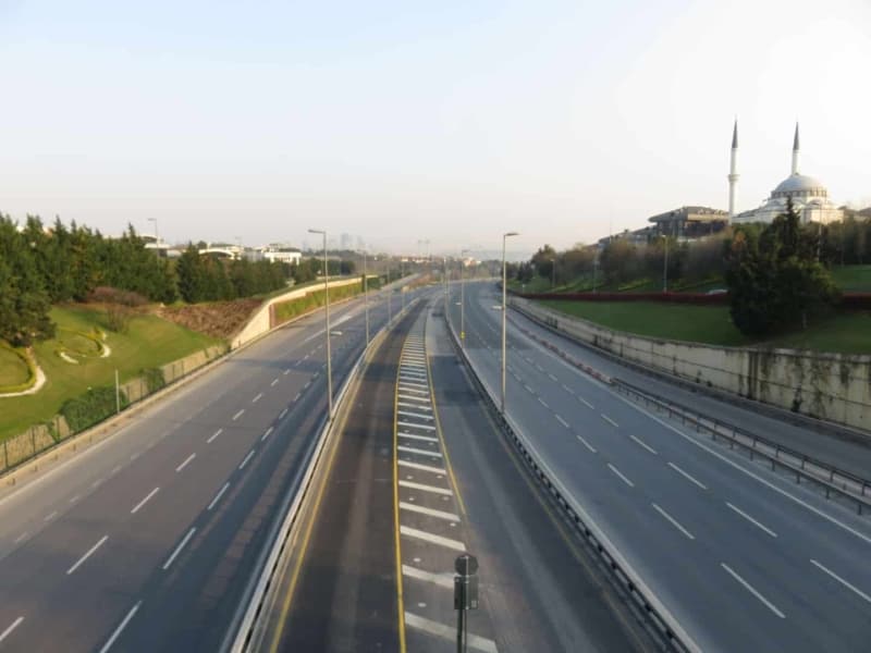 <p>18 Mays’ta Cumhurbakan Recep Tayyip Erdoan, Tarabya'daki Huber Kk'nde video konferans yntemiyle dzenlenen Cumhurbakanl Kabine Toplants'nn ardndan yapt aklamada, <b>“15 ilimiz iin geerli olan ehirler aras seyahat kstlamas, 15 gn sreyle uzatlmtr.” </b>dedi.</p>