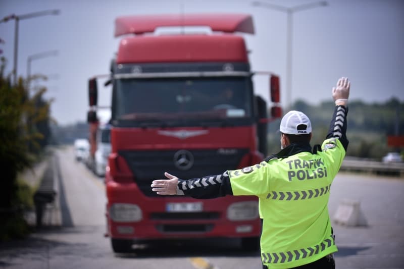 <p><b>SEYAHAT YASAI NE ZAMAN TAMAMEN BTECEK?<br></b><p><b><br></b></p></p><p>ehirleraras seyahat yasa koronavirs salgnnn seyrine gre deerlendirilecek. 15 ilde seyahat yasann tekrar uzatlp uzatlmayaca 3 Haziran tarihinden nce yaplacak kabine toplants sonucunda belli olacak.</p>