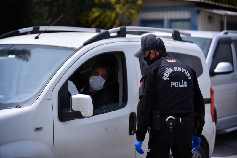 <p><b>EHRLER ARASI SEYAHAT YASAI NE ZAMAN KALKACAK?<br></b><p><b><br></b></p></p><p>15 ilde ehirler aras seyahat 03 Haziran 2020 aramba gn saat 24.00'a kadar geici sreyle durduruldu.</p>