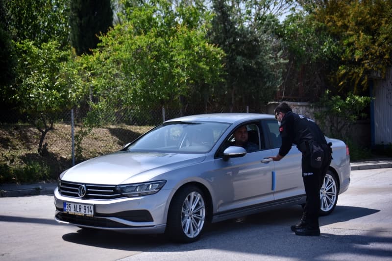 <p>Bakanln valiliklere gnderdii genelgede, tm dnyada devam eden ve fiziksel temas, solunum vb. yollarla ok hzl bir ekilde bulaarak enfekte olan insan saysn hzla arttran Koronavirs (Covid-19) salgnn ynetebilmek iin sosyal hareketlilii ve kiiler aras temas azaltarak sosyal izolasyonu salamann hayati nem tad belirtildi. </p>