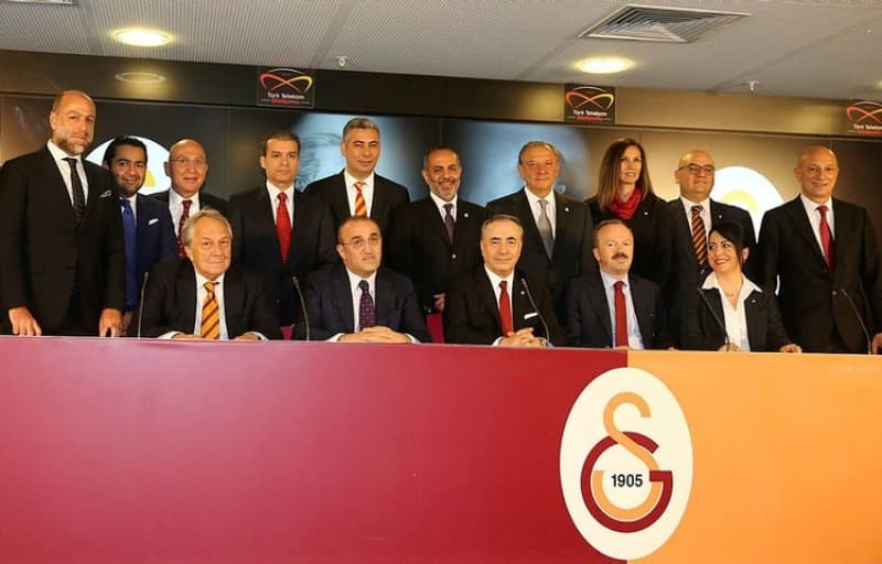 <p><b>OLAANST KOULLAR</b></p><p><br></p><p>Artk transfer piyasasnda eski paralarn dnmeyecei de bir gerek. Galatasaray Ynetimi, olaanst koullar sebebiyle tedbir haritasn kard.</p>