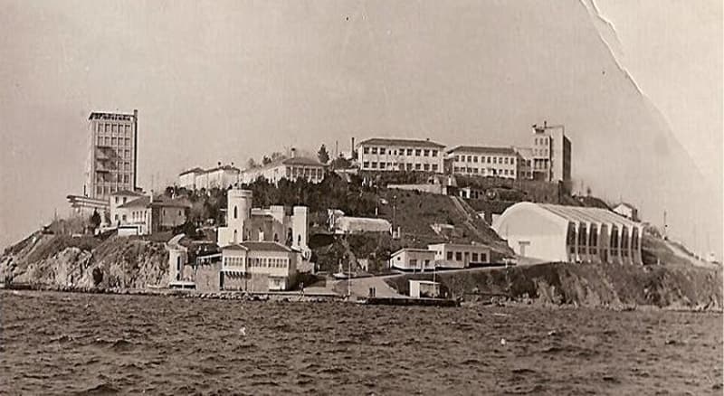 <p>Türkiye'de Cumhuriyet tarihinde milli iradeye karşı yapılmış ilk askeri darbe olan 27 Mayıs 1960 darbesinin izleri Yassıada'dan silinerek yeni ismi ve yani haline büründü.</p>
