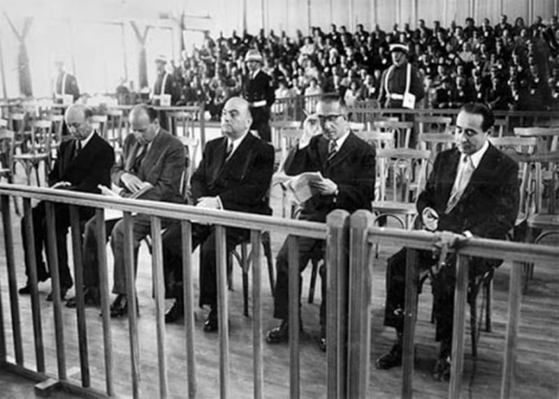 <p>27 Mayıs 1960 yılında Türk Silahlı Kuvvetleri içerisindeki bazı general ve subayların oluşturduğu 38 kişilik Milli Birlik Komitesi, Türkiye Cumhuriyeti'nin ilk askeri darbesini gerçekleştirdi. </p>