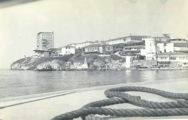 <p>Kurmay Albay Alparslan Türkeş tarafından 04.36’da Ankara Radyosu’ndan okunan bildiriyle 'ihtilal' duyuruldu.  </p>