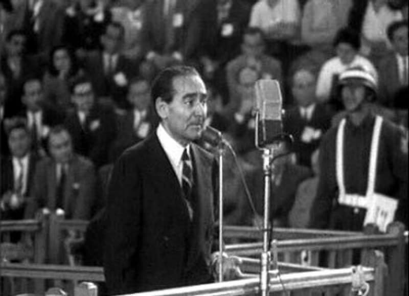 <p>'Yeter söz milletin' sloganıyla halkın karşısına çıkan Demokrat Partinin ilk icraatlarından biri, Arapça ezanı serbest bırakmak oldu. Haziran 1950'de yapılan düzenlemenin Cumhurbaşkanı Celal Bayar tarafından onaylanmasıyla CHP'nin 1932'de çıkardığı 'Türkçe ezan düzenlemesi' kaldırıldı.</p>