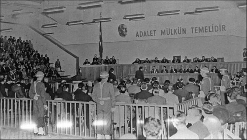 <p>Tüm bu gelişmelerin ardından TSK içerisindeki bazı general ve subayların oluşturduğu 38 kişilik Milli Birlik Komitesi (MBK), 'DP'nin ülkeyi gitgide bir baskı rejimine ve kardeş kavgasına götürdüğü' gerekçesiyle 27 Mayıs 1960'ta sabaha karşı yönetime el koydu.</p>