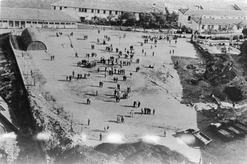 <p><b>Menderes'in uçağı düştü</b></p><p>Siyaseten gerilimlerin sürdüğü bu dönemde, 1959'un şubat ayında, Kıbrıs Anlaşması'nı imzalamak üzere Londra'ya giden Menderes'i ve heyetini taşıyan uçak, Gatwick Havalimanı'na inişe geçtiği sırada düştü.</p>