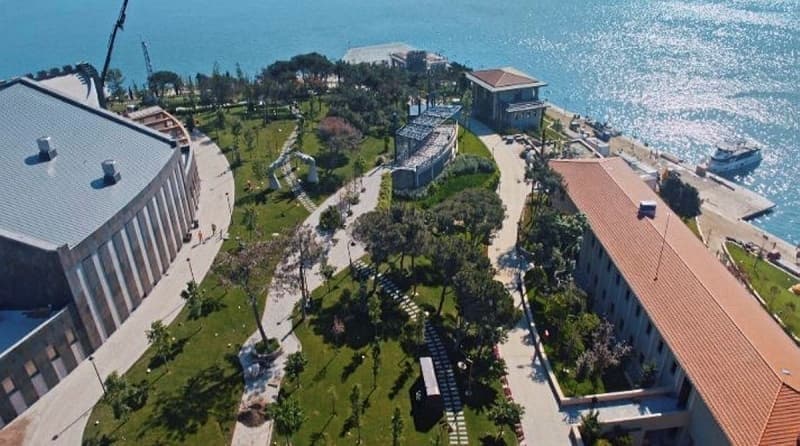 <p>Celal Bayar'ın '1 numaralı' sanık olduğu davada, dönemin Başbakanı Menderes ise onun yanındaki sandalyede oturdu.</p>