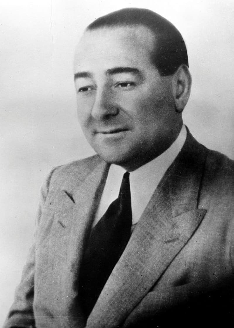 <p>Bu süreçte Menderes başta olmak üzere hiçbir sanığa savunma hakkı tanınmadı.</p>
