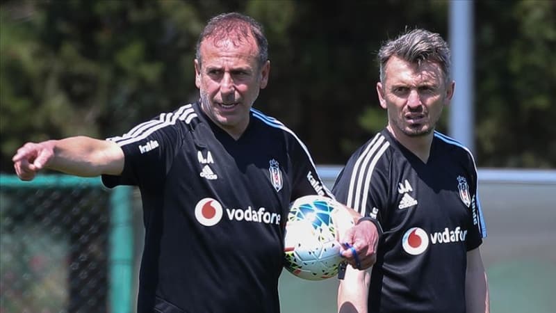 <p><b>AVCI SESLERİ YÜKSELİYOR</b></p><p><br></p><p>Bu sezonun başında Teknik Direktör Abdullah Avcı’nın yardımcısı olarak Beşiktaş’a transfer olan Orhan Ak, taraftarların tepkisi nedeniyle görevinden ayrılmak zorunda kalmıştı.</p>