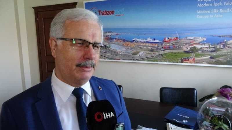 <p>Konuyla ilgili açıklamalarda bulunan Trabzon Liman İşletmeciliği A.Ş. Genel Müdürü Muzaffer Ermiş, “Fatih, Yavuz ve Kanuni sondaj gemileri, Trabzon’un tarihi ile örtüşen gemiler. Fatih Sondaj Gemisi’ni Trabzon’a bekliyoruz. Enerji ve Tabii Kaynaklar Bakanı Fatih Sönmez açıklamasında, İstanbul’un fethi olan 29 Mayıs günü geminin boğazdan geçiş yapacağını belirtirken bizde tahminen 1 Haziran günü Trabzon’da olmasını bekliyoruz. </p>