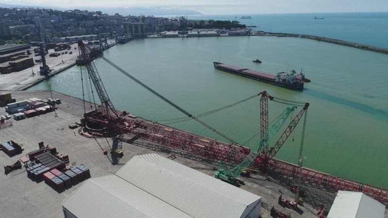 <b>'DEVASA VİNÇ UÇAKLARIN TRABZON HAVALİMANINA İNİŞ KALKIŞINI ETKİLEYECEK'</b><p>Limanlarının havalimanına yaklaşık 4 km mesafede olması nedeniyle limanda kurulacak vincin yüksekliğinin uçak iniş-kalkışlarını bir süre olumsuz etkileyeceğini kaydeden Ermiş, “Kurulacak olan vinç, Trabzon’un her yerinden görülebilecek büyüklükte olacak. Bin 200 ton ağırlığında, bin 600 ton kaldırma kapasitesinde 165 metre uzunluğunda devasa vinç. Fatih Sondaj Gemisi’nin boğazdan geçebilmesi için kulesinin sökülmesi gerekiyordu. </p>