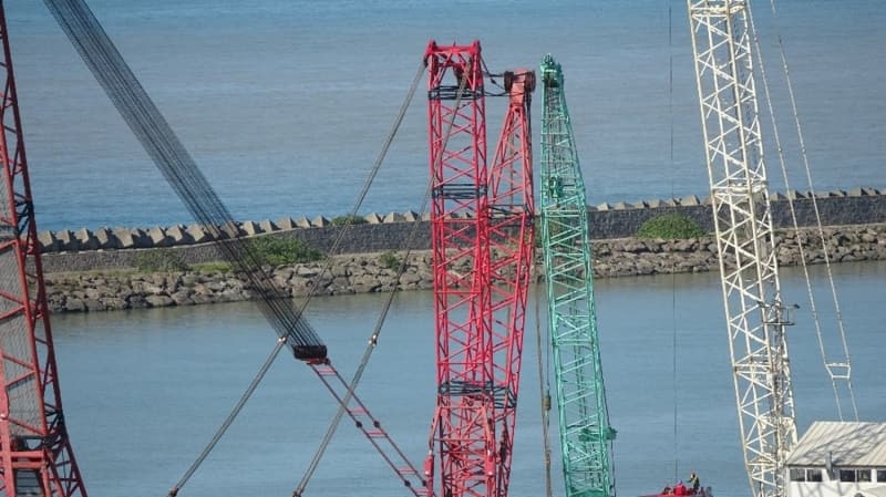 <p>'Gemi, liman dışına onunla birlikte kuleleri sökülen parçaları taşıyan ’Barge’ diye ifade ettiğimiz römorkör eşliğinde ikinci bir de gemi de gelecek. O gemi rıhtıma yanaştıktan sonra parçalar sahaya alınacak. Sahaya alındıktan sonra ’Barge’ ayrılacak arkasından Fatih gemisini kısmetse rıhtıma yanaştıracağız” dedi.<br></p>