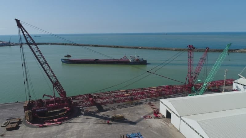 <p>'Sayın bakan açıklamasında Temmuz aylarında sondaj çalışmalarına başlanacağını ifade ettiler. Umarım iyi neticeler alırız. Bu neticelerle ülkenin enerji ihtiyacında önemli gider olan petrol arzımızı karşılamaya çalışırız diye ümit ediyoruz. Biz Liman İşletmeciliği A.Ş. olarak hem kamu döneminde olsun hem özel sektör döneminde olsun bu konuda deneyimliyiz, tecrübeliyiz, kendimize güveniyoruz. </p>