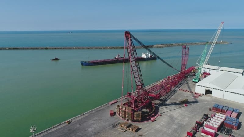 <p>'Trabzon adına iyi işlere imza atacağımızı düşünüyorum. 230 metre boyunda gemi yaklaşık 52 bin gros ton büyüklüğünde. Limana 300 metreye yakın gemiler gelmişti ancak bu anlamda yanaşan ilk gemi olacak Fatih Sondaj Gemisi” diye konuştu.</p>