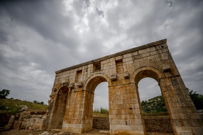 <p>Işık, tarihe damga vurmuş birçok ismin iz bıraktığı antik kentte buldukları her yeni eserde, kazıya başladıkları ilk gün gibi heyecanlandıklarını belirterek, 'Tiyatroda yaptığımız çalışmalardan birinde başı olmayan çok sayıda heykel bulduk. Bu bize Patara Tiyatrosu'nun yapıldığı dönemde nasıl bir konseptle kurgulanmış olduğuna dair mükemmel ipuçları kazandırdı. Tiyatroda çok sayıda yazıt da var. Bu eserlere yönelik iyi bir çalışma süreci beni bekliyor. Önemli bir yazıt ele geçirdik ama bununla ilgili detayları bakanlığımız kamuoyuna açıklayacak.' ifadelerini kullandı.</p>
