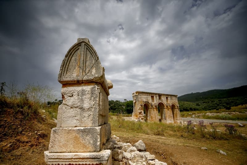 <p>Antik kentteki tiyatronun etkinliklere hazırlanması için yaptıkları kazıları, çalışmaları kısa sürede tamamlamayı umut ettiklerini vurgulayan Işık, oturma sıralarının tamamı kullanıldığında tiyatronun 5 bin kişilik olduğunu dile getirdi.</p>