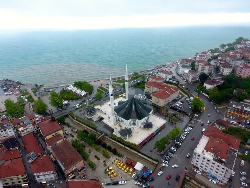 <p><b>ZEYTİNBURNU CUMA NAMAZI KILINACAK CAMİLER</b></p><p><br></p><p>Merkezefendi Camii</p><p>Seyitnizam Camii</p><p>Süleyman Çetinsaya Camii</p><p>Merkezevler Mescidi</p><p>İbnikemal Camii</p><p>Belediye Mescidi</p><p>Atagarajı Camii</p><p>İlyaszade Camii</p><p>Sahil Camii</p>
