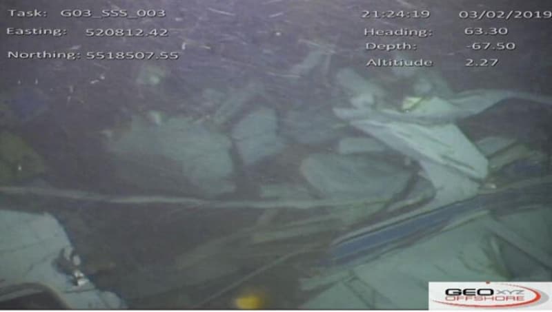 <p><b>DAİLY MAİL YENİ GÖRÜNTÜLERE ULAŞTI</b><br></p><p>Yankıları hala süren kaza ve kulüpler arasında süren hukuk savaşına dair yeni bir gelişme İngiltere'de yaşandı. İngiliz Daily Mail Gazetesi, Emiliano Sala'nın hayatını kaybetmeden üç gün önceki görüntülerine ulaştı.</p>