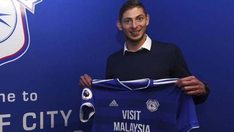 <p><b>KİM OLDUĞU ÖĞRENİLDİ</b><br></p><p>Görüntülerde Emiliano Sala'yı imzalaması gereken yerler hakkında yönlendiren kişinin ise kulüp çalışanı Scott Dommett olduğu ifade edildi.</p>