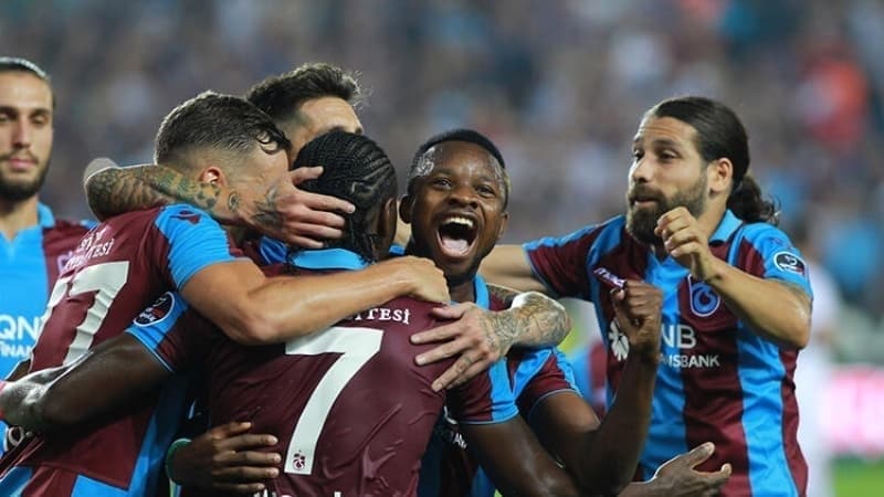 <p><b>TALISCA MI ALEX DE SOUZA MI? </b></p><p>Jose Sosa. Sosa ile birlikte 4 sene oynadım. Başarı anlamında da bakarsan en iyisi Sosa. İtalya, İspanya, Almanya, Türkiye'de her şeyi kazanmış bir futbolcu. Alex'in önünde görüyorum.</p>